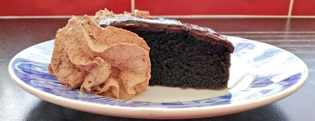 NordicLaura's tweet photo. This cake is made solely from oreo biscuits and milk. It's weird as a concept and shouldn't work, but it does. #cake #baking #homemade #oreo #biscuits #shouldntwork https://t.co/MF1OmBORu9