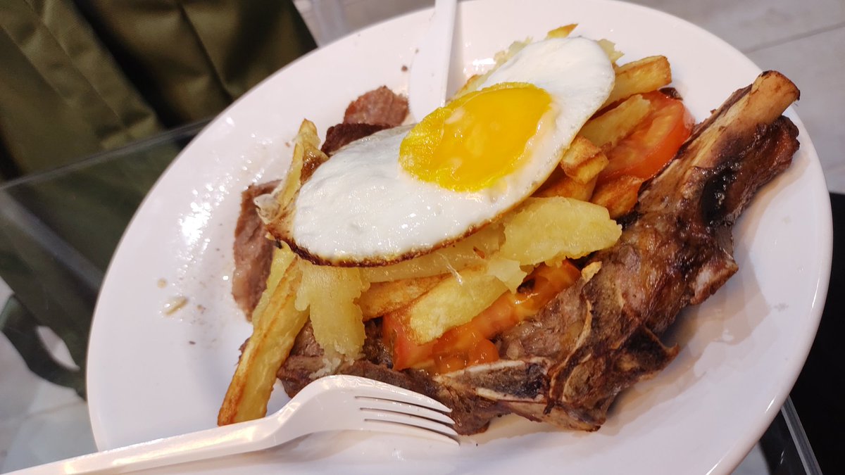 Panturco1's tweet photo. #roma4 #holapancoe este es mí almuerzo de lujo de hoy, un bife espectacular con huevo frito, tomate, papas, y acompañado de un pan turco fresco. https://t.co/SSVAKMrNH7