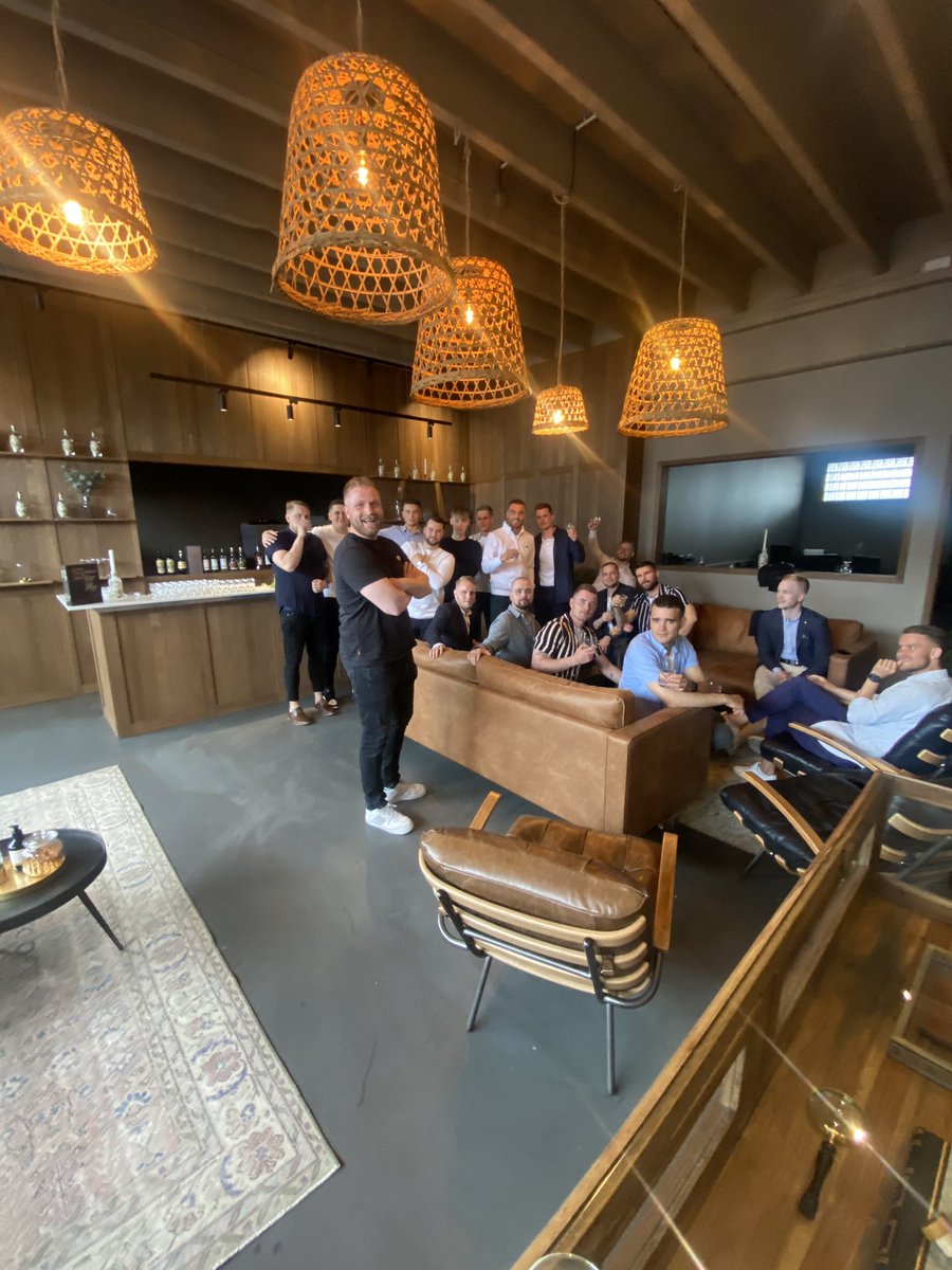 Við erum líklega ekki í góðum málum hér 😂🤷🏼‍♂️ Ólafsson lounge í ginsmökkun hjá besta gin framleiðanda heims 🤤
#Kría4Life #KOMASVOKRÍUMENN