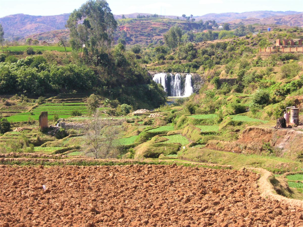 radiomada's tweet photo. #Madagascar : Le village de #Betafo se trouve à 191km d'#Antananarivo et 40mn d'#Antsirabe de la Région #Vakinankaratra. On y trouve des Rizières en terrasse, des Cascades et plusieurs #Vatolahy. La première Église Luthérienne #Malagasy y était fondée. #Madagasikara #MyMadagascar https://t.co/TS5eyMVl1o