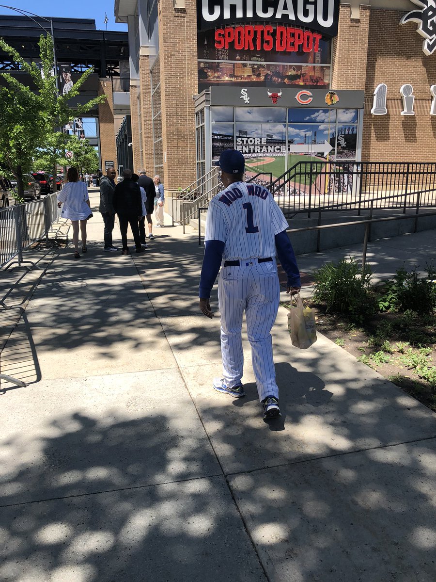 hectorbarocio's tweet photo. Ronnie Woo sighting in the south side @barstoolWSD @barstoolchicago https://t.co/R0cPtZHvN9