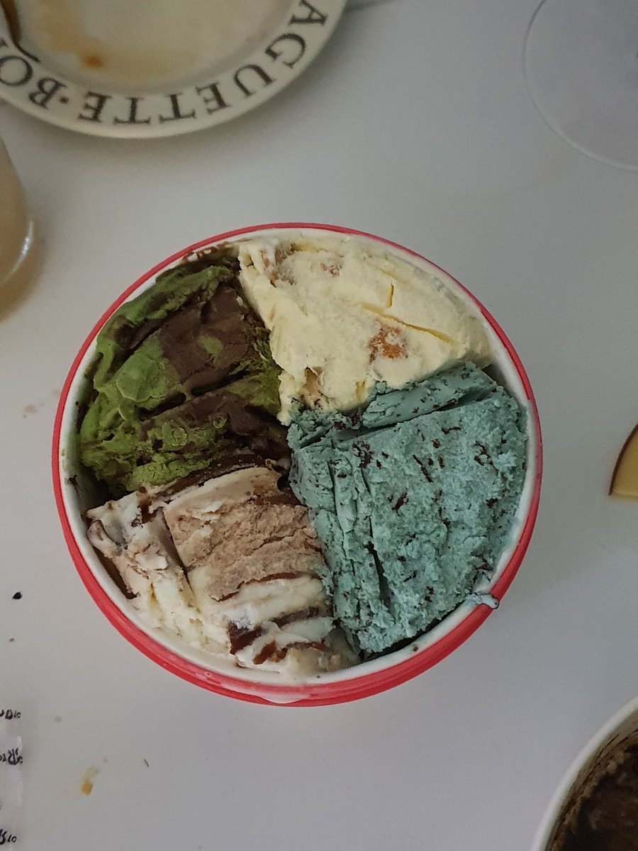 얼마전에 배달로 시켰던 배라 쿼터인데 어떤 고인물이 담아줬는지 아주 기가막히게 4분할이라 찍어둠ㅋㅋㅋ 좌상단부터 시계방향으로 초코나무숲 뉴치케 민초 아이스팥빙수! 아이스팥빙수 맛있음!! 안에 떡도 들었다!!