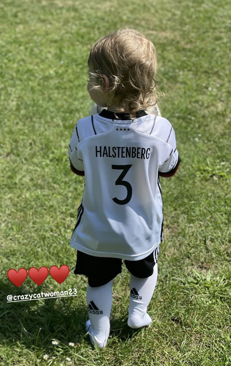 FWagsKids's tweet photo. Ivy Halstenberg 🇩🇪🤍
Pic: Marcel Halstenberg 

#ivyhalstenberg #marcelhalstenberg #franziskahalstenberg #germanynt #germanynationalteam #dfbteam #euro2020 #germankids https://t.co/mAsOmDpJNL