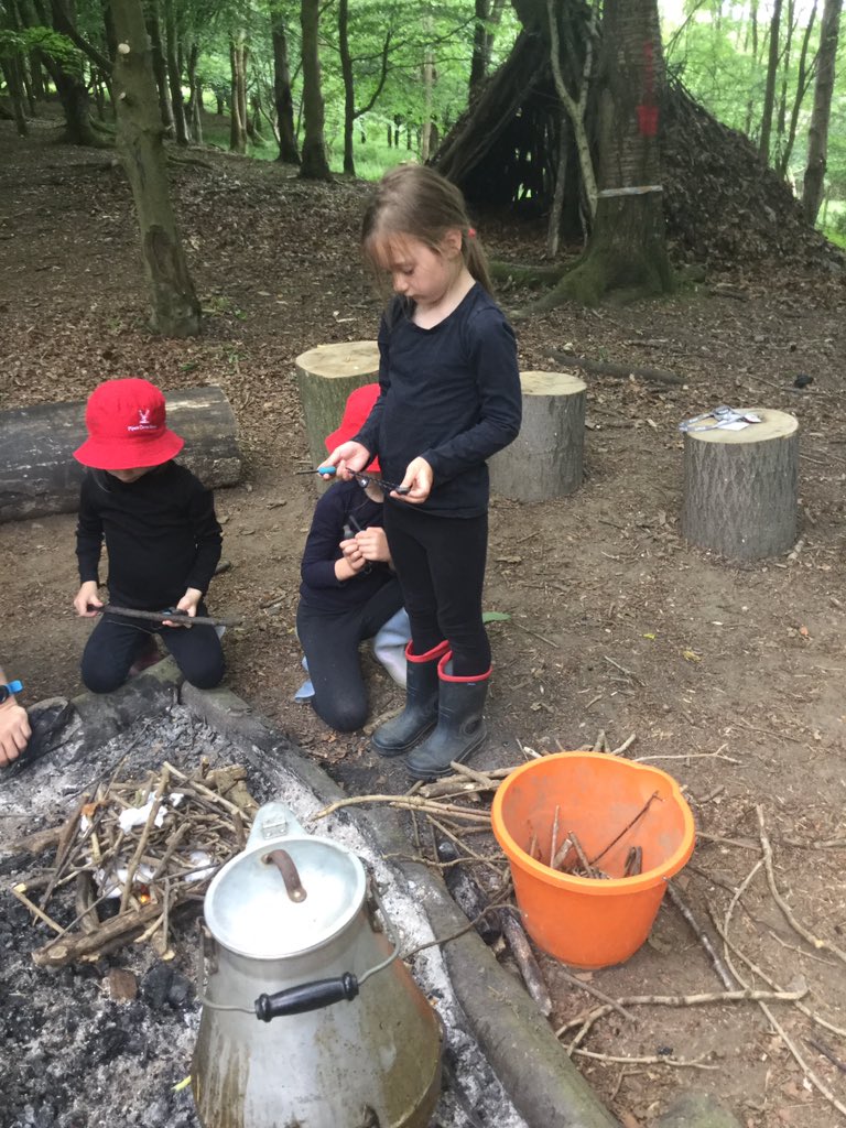 PipersForestSch's tweet image. Year 1 @PipersPrePrep spent the afternoon making elderflower cordial from our elder tree. You would be proud of us @PipersFoodTech it was very tasty 😋 #PipersOutdoors #PipersForest #Natureslarder #PipersCommunity