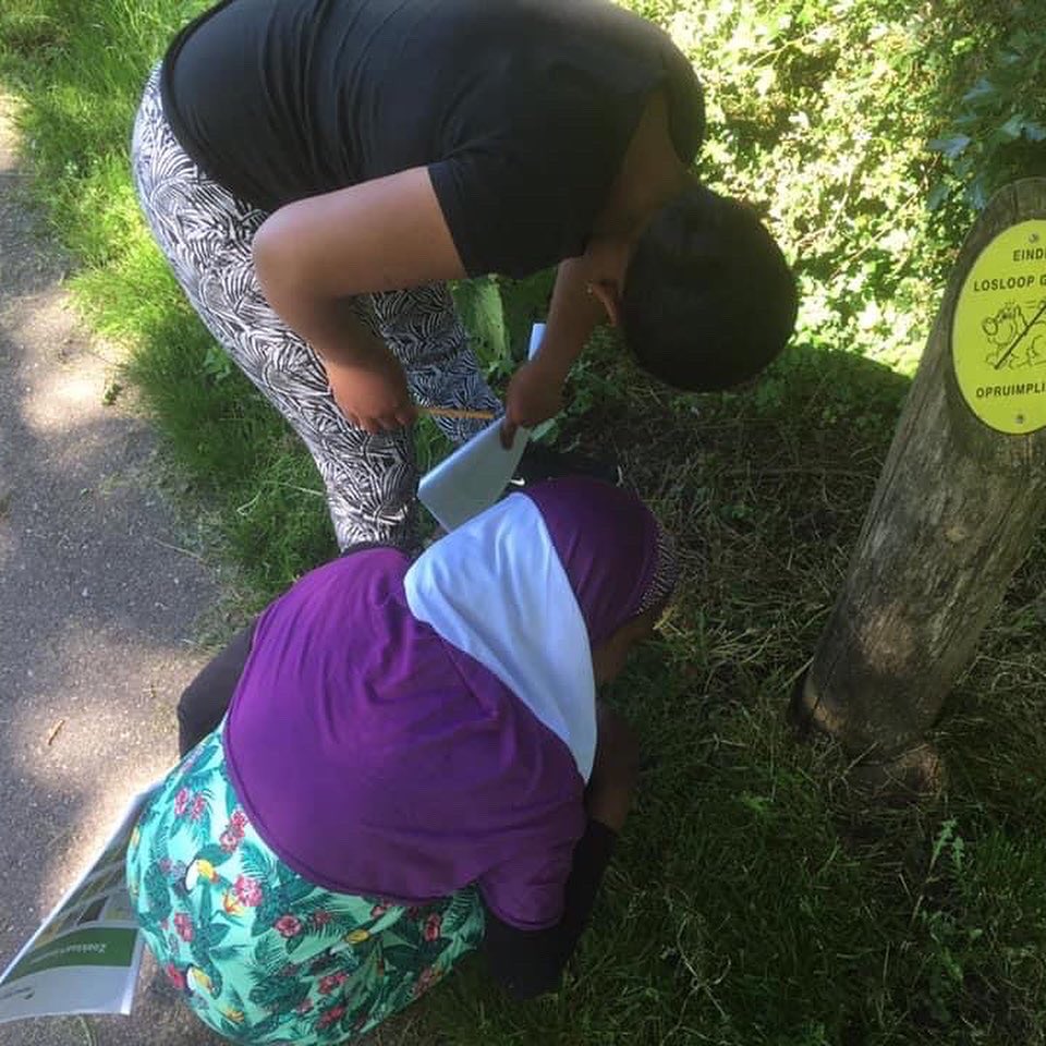 SocialeMoestuin's tweet photo. Thuis en op verschillende scholen wordt aan het natuur thuis pakket gewerkt!
De foto’s zijn van @ObsDeWilgen super leuk om te zien hoe enthousiast er aan de lessen wordt gewerkt!!👍👍
@RoaldDahl, @OranjeNassau, @AnnedeVries @johannesCalvijn.
Succes allemaal!!
#socialemoestuin https://t.co/CYkZpL6Kre