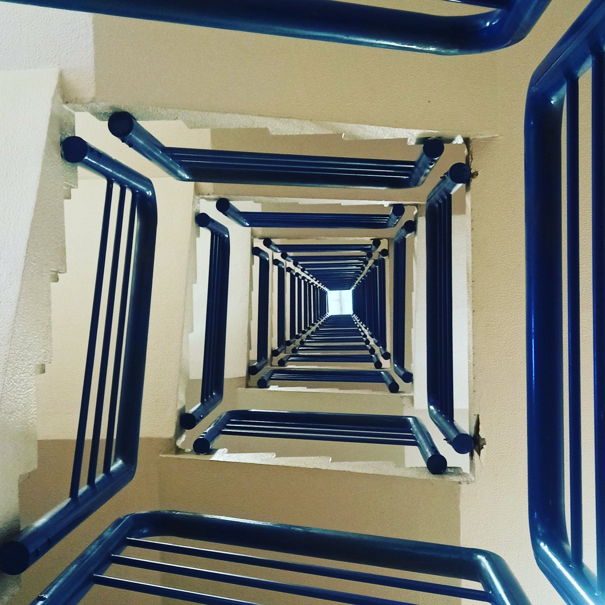 sustainanochem's tweet image. Life on campus @tecnico_lisboa staircase view from -2 to 11th floor #chemistrybuilding #lisbonuniversity #facultyofengineering #1911 #springtime #scienceiscool #scicomm #sciart #scienceisfun #chemie #kymia #化学 #كيمياء #химия #twlz #cenmag #ikaworldwide  #weareattecnico