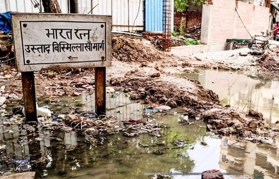 kapil_parod's tweet image. घंटे भर की बारिश में प्रधानमंत्री के संसदीय क्षेत्र बनारस( स्मार्ट सिटी-क्यूटो) का गुजराती और चाइनीस मेकअप उतर गया l

आखिर क्या मिला 7 साल में काशीवासियों को?
 
श्री राम मंदिर के नाम पर घोटाला करने वाली सरकार से हम सुव्यवस्था और विकास की उम्मीद कर भी कैसे सकते हैं?
#failendramodi