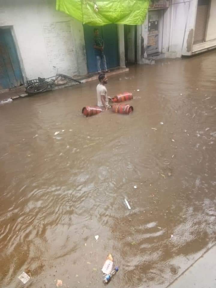 kapil_parod's tweet image. घंटे भर की बारिश में प्रधानमंत्री के संसदीय क्षेत्र बनारस( स्मार्ट सिटी-क्यूटो) का गुजराती और चाइनीस मेकअप उतर गया l

आखिर क्या मिला 7 साल में काशीवासियों को?
 
श्री राम मंदिर के नाम पर घोटाला करने वाली सरकार से हम सुव्यवस्था और विकास की उम्मीद कर भी कैसे सकते हैं?
#failendramodi