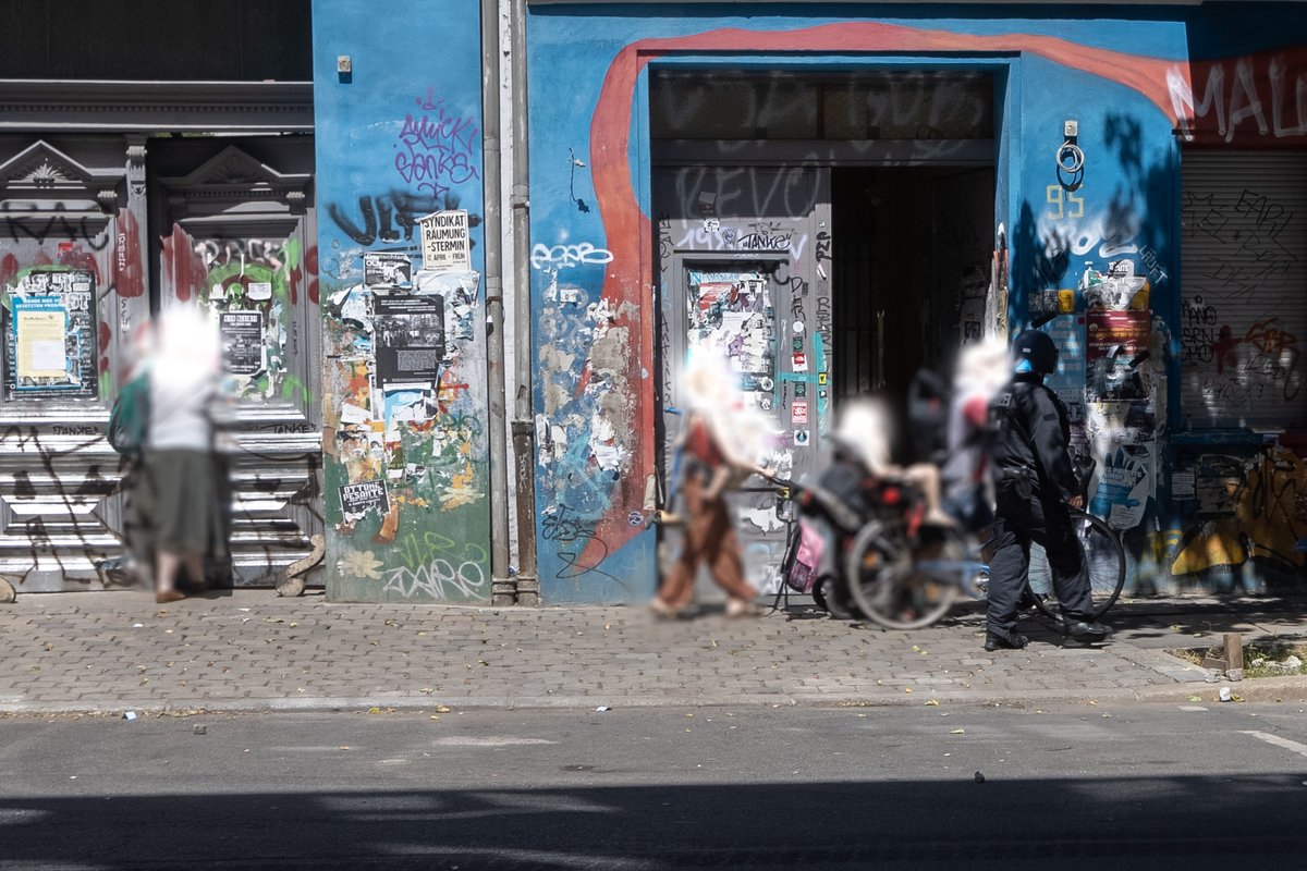 Polizei verweigerte Journalist*innen heute den Zugang zur #RigaerStrasse: 'Zu gefährlich'. Auch noch als Anwohner*innen wie die Familie oder diese Frau problemlos auf der Straße waren. Lasst uns einfach bitte arbeiten und selbst die Situation einschätzen! #B1606 #Pressefreiheit