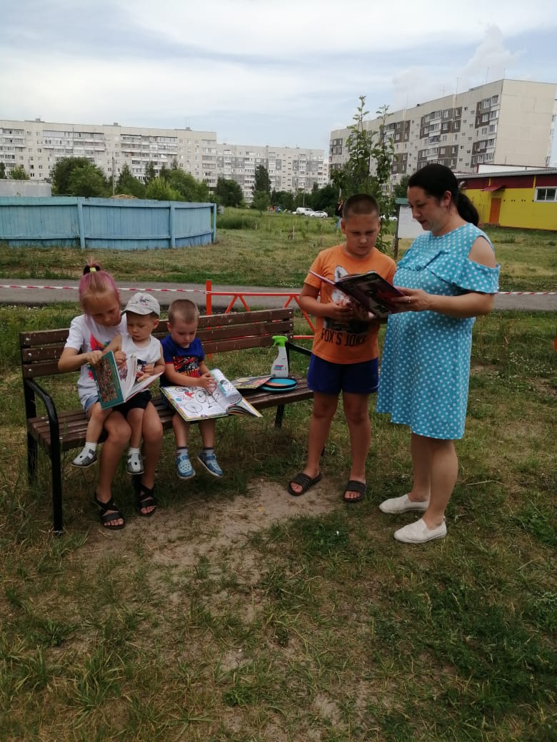 Программа "Лето во дворе": ребята с Сурова, 20 и Карбышева, 16 вместе со <a href="/swoya3/">Библиотека Зырина</a> поучаствовали в культурно-досуговом мероприятии "Библиолето" #ЦБС