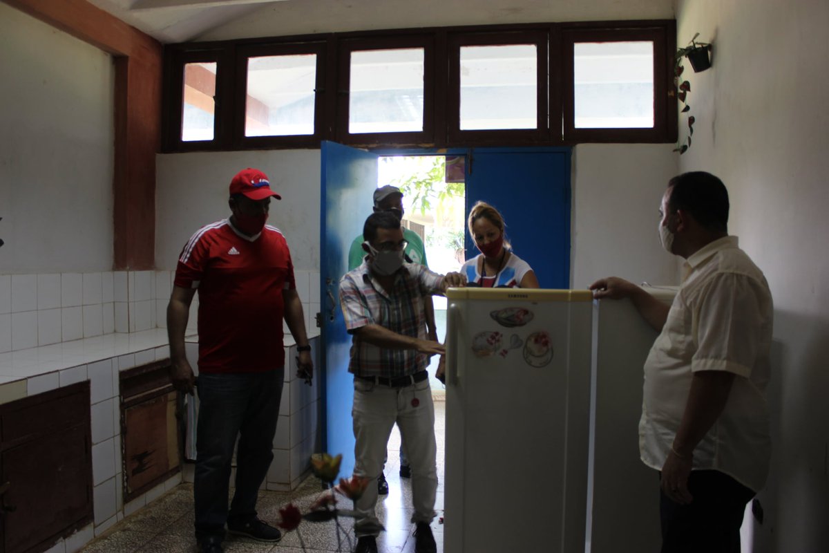 Comprueban integrantes de la dirección de la Asamblea #Bayamo  las condiciones y el alistamiento de locales designados como sitios clínicos, para la intervención sanitaria con candidatos vacunales en el Centro Mixto Carmelo Noa Gil, perteneciente a la demarcación William Soler.