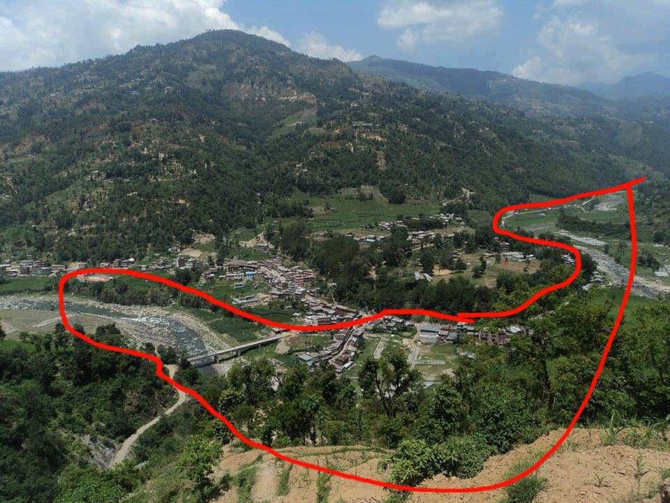 मेलम्चीको यथार्थ फरक छ,खोला मिचेर कोहिले घर बनाएको छैन,सिमेन्टको लेदो जस्तो नबग्ने प्रकारको बाढी आएर करिब तीस मिटरको उचाई माथी आएर बजारलाई ध्वस्त पारेको छ। भोग्ने हामी हौं पीडा हामिलाई थहा छ।थप पीडा नदिनुहोला।रातो भाग भित्र बाढीले उधुम मच्चाएको छ।यो छुटै एक प्रकारको प्रलय हो।