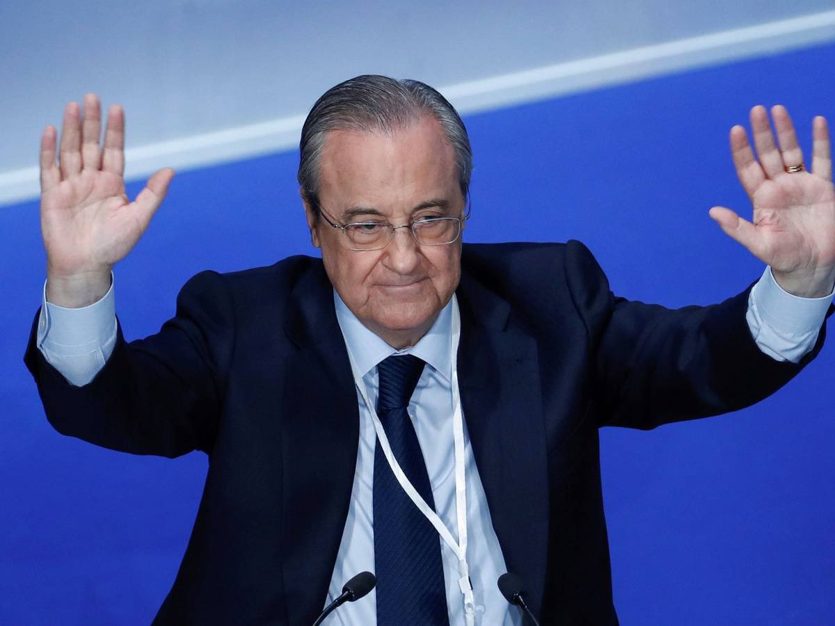 Damas y caballeros...con Ustedes D.Florentino Pérez levantando los títulos del real de madrid ganados en la presente temporada en todas y cada una de sus secciones deportivas...😜