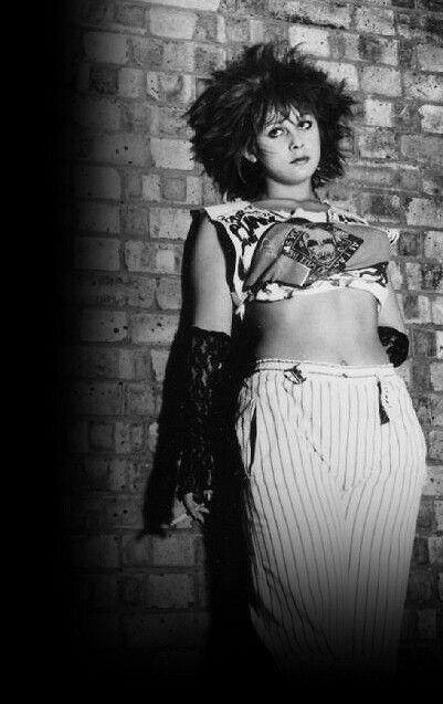 RavenLunachick's tweet photo. #WomenRockWednesday ๐ถ๐ค๐ถ
Honey Bane ๐ค Girl On The Run
#CRASS #FatalMicrobes #Punk
https://t.co/1ExYkQreTI https://t.co/gYnLSXZrLM
