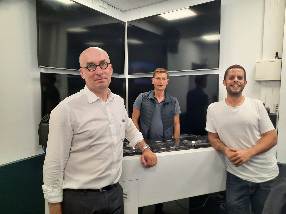 FG_DJ_Radio's tweet image. L'avenir de la fête.
C'était le sujet de l'Happy Hour ce soir avec @Fredhoc et Aurelien Antonini, boss du club @lebadaboum  et membre du collectif Club Culture. 

Aurélien Antonini - "Nous sommes des salles de concert, de nuit"