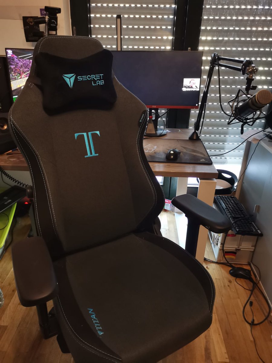 LoreMasterGER's tweet photo. Best Chair i have set in. #secretlab #Titan #gamingchair https://t.co/9eptE01jgC