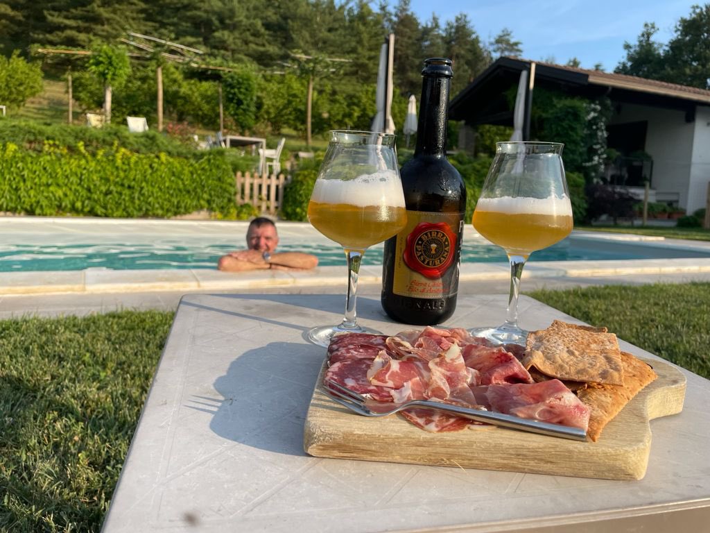 paolopasquale's tweet photo. Dura giornata di #lavoro, riunione listino, camminata nei boschi, #Ineedbeer, #Ineedswimmingpool, I need #NonnaDu : #birraartigianale Filo di Arianna #Pasturana in #piscina...🍺 🏊🏻♂️
#beer #craftbeer #birra #sunset
(Parte 1) https://t.co/8euNIFi6Q4