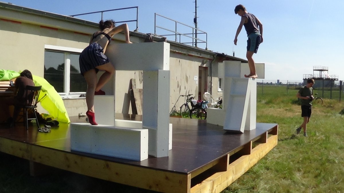 🥰 Jaaa, endlich kommt wieder ein wenig Leben in mich altes #Haus104.😍
Die Kunstschaffenden proben für <a href="/48hNk/">48 Stunden Neukölln</a> 
 -> ab Fr, 18.06. 19 Uhr bis So, 20.06. 19 Uhr<-
#48StdNK #Neukölln #TempelhoferFeld