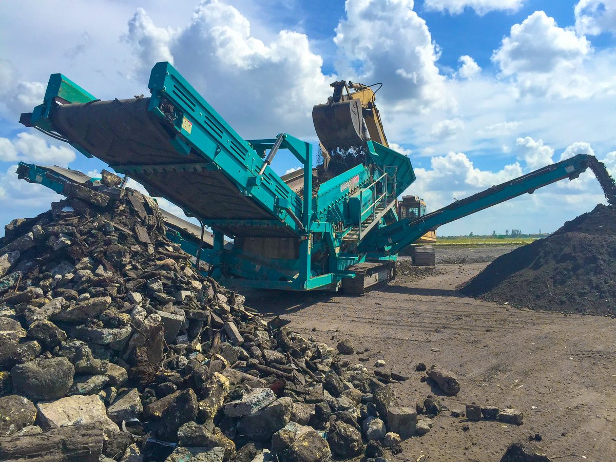 Beautiful shot of this Warrior 1800 producing minus 1.5" road base, and 1.5"-3" filter rock, as well as plus 3" oversize rocks in South Florida 🪨
<a href="/Powerscreen/">Powerscreen Mid-Atlantic</a>
#Roadbase #Powerscreen #Florida #Georgia #Limestone #soil #dirt #rocks
