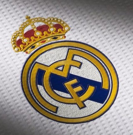 _Benito___'s tweet photo. PSG: No vamos a vender nunca a Mbappé ni se irá gratis.

FCB: Messi se queda, nos pasamos por el forro su burofax.

RM: CR7 y Ramos quieren salir, adiós y gracias por los servicios prestados.

Orgulloso d q este escudo esté por encima d cualquier estrella https://t.co/ZS3bT6zqSb