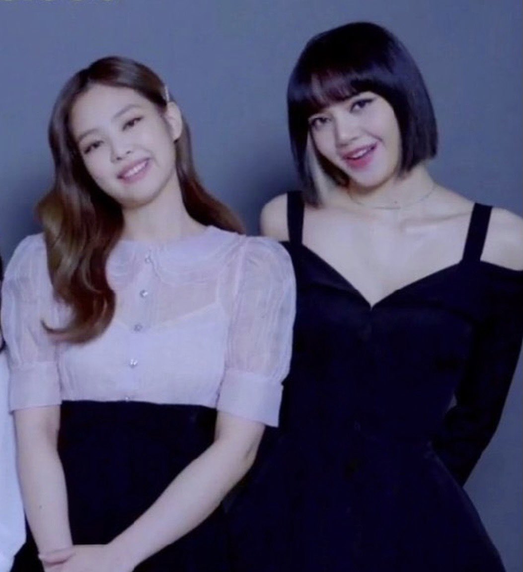 hourlyjnls's tweet photo. #JENLISA #제니 #리사 https://t.co/btXE7rOkir