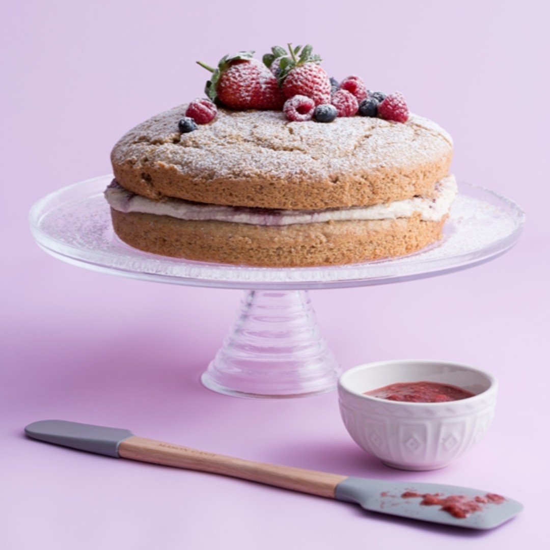 Download your FREE copy of the Mason Cash Healthy Baking guide and try this delicious #GlutenFree Victoria Sponge cake! 🍰

Download your FREE copy☝: masoncash.co.uk/healthy-baking…