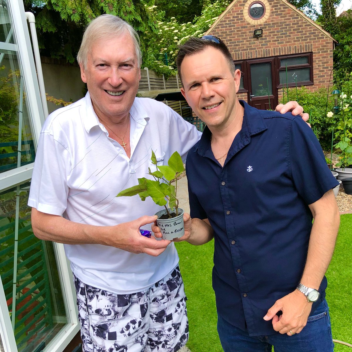Would usually take <a href="/wwwphilmackcom/">Phil Mack</a> Bridget &amp; <a href="/SpotlightTV_kic/">Spotlight TV</a> TV team a bottle of wine , Chocolates or out of date biscuits but it’s home grown runner Beans at the moment. Good catching up as always &amp; seeing my ole <a href="/TheGaryGoodmaze/">Gary Goodmaze</a> <a href="/ChasAllotment/">Rock'n'RollAllotment</a> 🌟🌟🌟🌟🌟