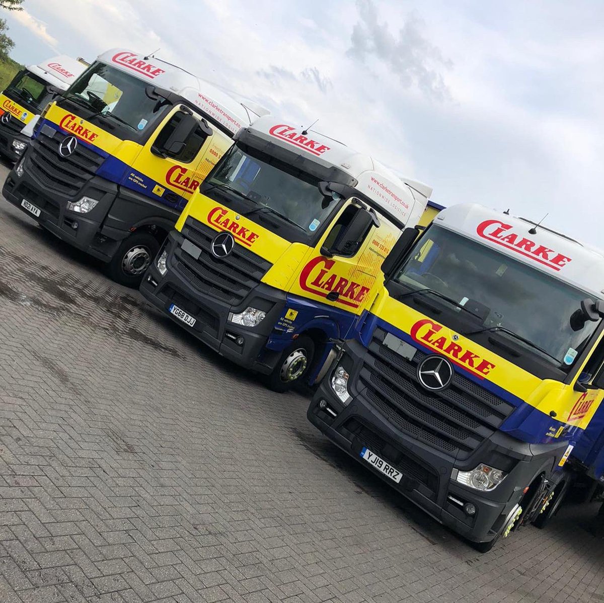 What’s better than one <a href="/CLARKETRANSPORT/">Clarke Transport</a> truck?
Well, a whole fleet of course!
Always a pleasure, and these colours really suit a clean truck! 😉 Just sayin’!

Your fleet, our team. Get in touch today! 💦