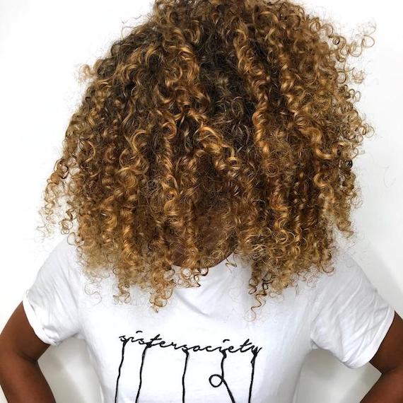 WellaPro's tweet image. From dark hair to curly caramel highlights 😍 🙌  Click the link to discover four bleach-free techniques to lighten your client’s #WellaBrunette locks 👉  bit.ly/brown-to-blond…

Creation by Brad Thomas ✨

FORMULA:
#KolestonPerfect Special Blonde 12/1 + 9%