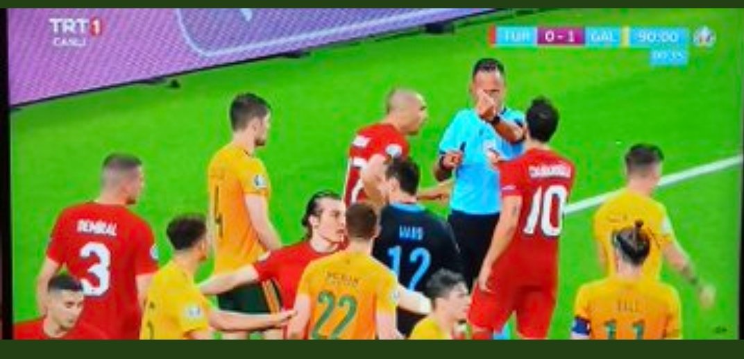 Burak Yılmaz gerçek oyunculuğunu maçın son dakikalarında nihayet gösterebildi. Sahte kabadayı yine çirkeflik yaparak Ülkenin reklamını güzel yaptı. Afferin Şenol Güneş. Bu görüntü senin eserin.