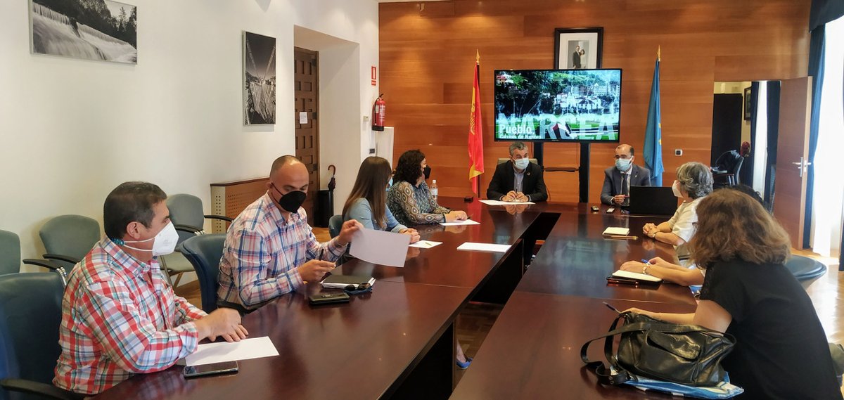 📍Desde Cangas del Narcea, el consejero de Medio Rural , <a href="/AlejandroJCalvo/">Alejandro Calvo</a>, y la directora de  Urbanismo, <a href="/SoniaPLandazuri/">Sonia Puente Landazuri</a> , han hecho  un llamamiento  a la participación ciudadana en el proceso de redacción de la nueva ley de ordenación del territorio en Asturias (#LOITA).