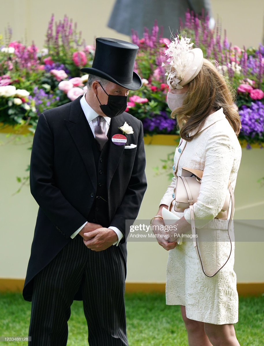 the_snowdons's tweet photo. Another photo of David talking to someone. Unlikely that this is Serena, or Frances, or Margarita. 🤷🏻♀️🤷🏻♀️??
#RoyalAscot #EarlofSnowdon #LordSnowdon #DavidArmstrongJones https://t.co/eOcI049YBf