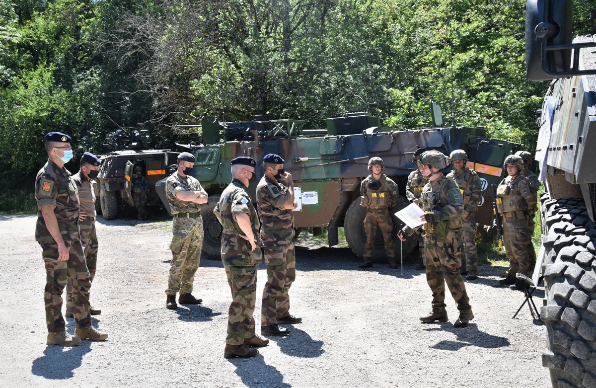 7e_brig_blindee's tweet image. [#CARSPACH2021]
Pour ce troisième jour d'exercice en terrain libre, la #7eBB a eu l'honneur de recevoir la visite du GCA Vincent GUIONIE, commandant les forces terrestres, et du GDI Emmanuel GAULIN, commandant la 1re division.
@Commandement_FT  @EM1DIV