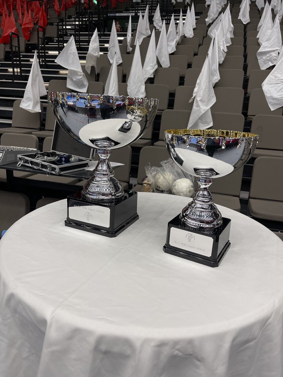 BentNyegaard's tweet photo. Hvem skal have hvilken pokal? #aalborgbsh #DMFINALE TV2SPORT lige nu! https://t.co/0xgfarnz1J