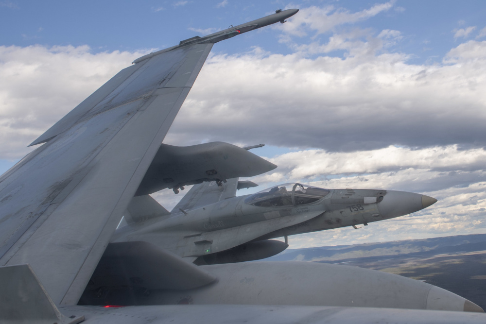 CanadianForces's tweet photo. Check out some high-flying shots from #ExAMALGAMDART. We're operating with our US allies in the Arctic until June 18th. This exercise provides @NORADCommand the opportunity to hone continental defence skills 🇨🇦🇺🇸 @RCAF_ARC https://t.co/SdbhuloV0O