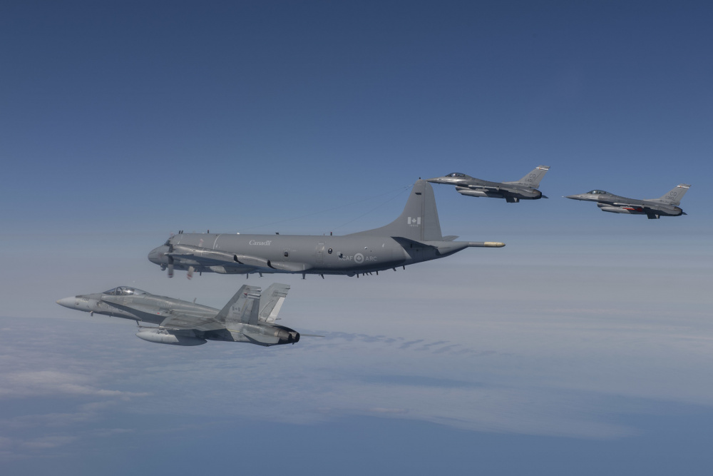 CanadianForces's tweet photo. Check out some high-flying shots from #ExAMALGAMDART. We're operating with our US allies in the Arctic until June 18th. This exercise provides @NORADCommand the opportunity to hone continental defence skills 🇨🇦🇺🇸 @RCAF_ARC https://t.co/SdbhuloV0O