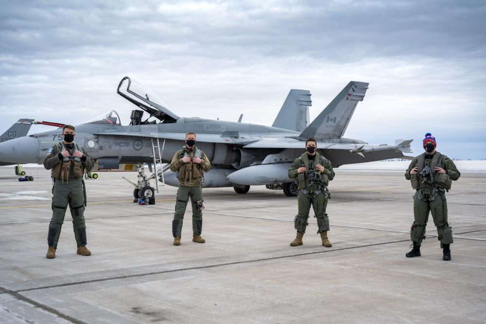 CanadianForces's tweet photo. Check out some high-flying shots from #ExAMALGAMDART. We're operating with our US allies in the Arctic until June 18th. This exercise provides @NORADCommand the opportunity to hone continental defence skills 🇨🇦🇺🇸 @RCAF_ARC https://t.co/SdbhuloV0O