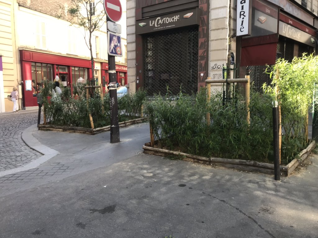 A Jourdain #Paris20, ce que les permis de végétaliser peuvent proposer de meilleur dans nos rues, grâce au dévouement des habitants : nettoyage et arrosage collectifs, récupération de plantes, ateliers créatifs (ici les clôtures en osier vivant), pour + de vert dans le quartier