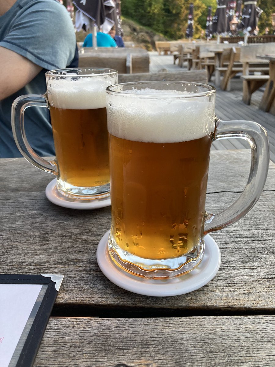 Kecup77's tweet photo. Za ten Covid jsem z toho trekování nějak vypadnul. Dneska 32km po Šumavě a pod druhým kopcem už jsem dost brečel, že mě bolí nohy. Ale i tak, jsem si dopřál zaslouženou odměnu.
#welovesumava #beer https://t.co/4d7k2XwtCq