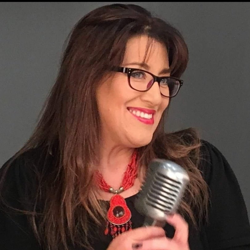 SandyAlvaradoEC's tweet photo. Ser locutora de radio me ha dejado lo más grande y lindo de la vida USTEDES, que me acompañaron por muchísimos años casi 30 haciendo radio y con cada programa aprendí y entregue tanto y ahora que me tomé un descanso siguen conmigo y me recuerdanMIL GRACIAS. FELIZ DIA DEL LOCUTOR https://t.co/s07xRsp4cz