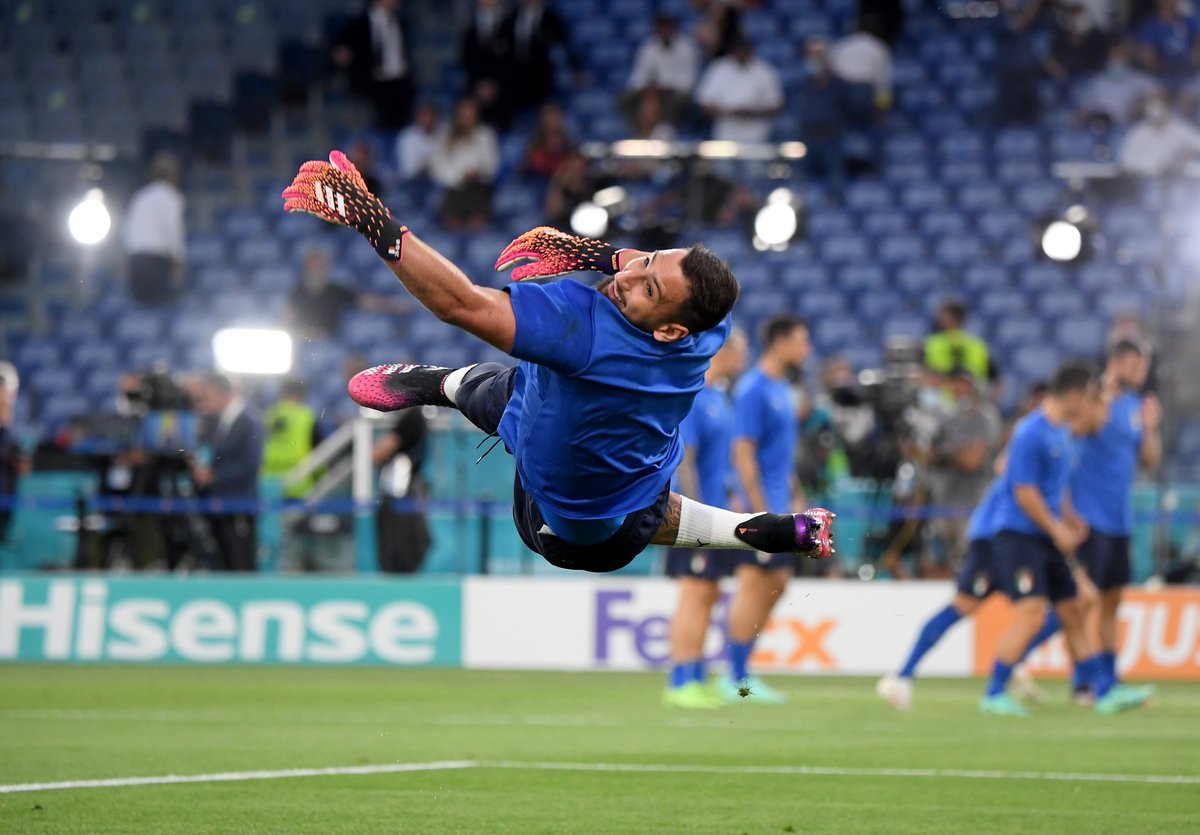 🧤 Donnarumma in full flight 😍

Clean sheet tonight?

#EURO2020