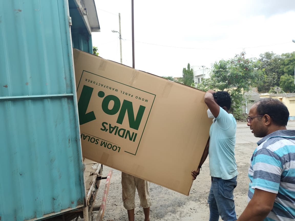 tulsibattery's tweet photo. @LoomSolar Shark 440 Watt Mono PV Module delivery to customer in Pune, Maharashtra. 
Delivery all over India. #LoomSolar https://t.co/uXDkd4vCkV