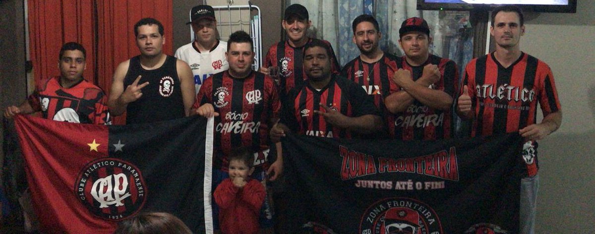 b_furacao's tweet photo. @redemassa #MassaNoParanaense  galera Atheticana reunida para torcer para o nosso FURACÃO 🌪️🌪️🌪️🔴⚫ #athletico https://t.co/9k3E8NxXGR
