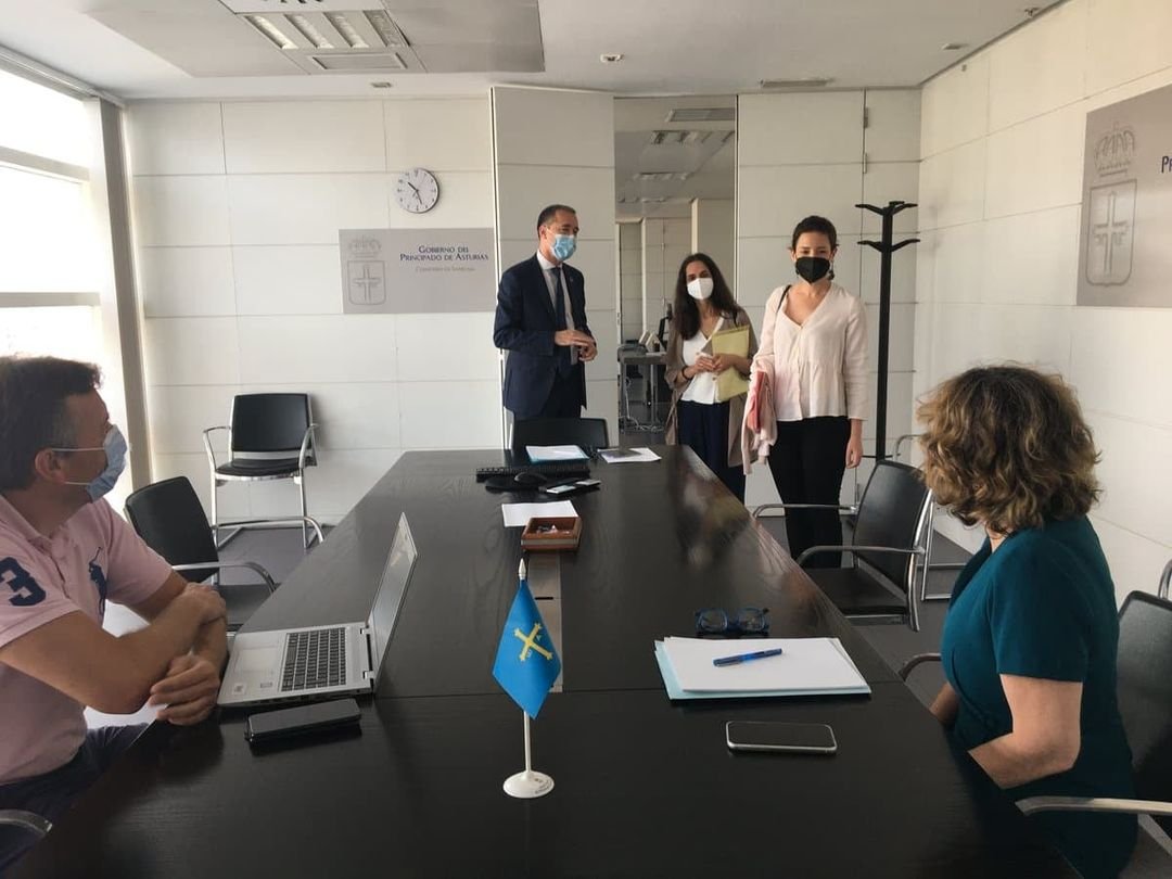 Hoy nos hemos reunido con el Consejero de Salud    Hemos trasladado que:
👉 La Comisión de Seguimiento de la Estrategia de AP es el escenario donde  tomar las decisiones 
👉 Necesitamos implantar la categoría profesional de Enfermería FyC vinculada a las plazas correspondientes