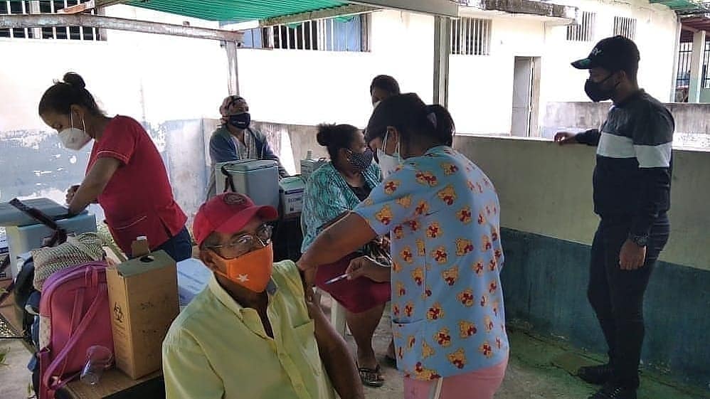 RosaGCcomunal's tweet photo. #16Jun |🇻🇪📢 Desde el municipio casacoima en el plan de vacunación gracias a la Fundación Atención Al Ciudadano atendiendo al poder popular 
#PuebloIndependentista

Somos el mismo ejército de hace 200 años. Los hijos de Bolívar en defensa permanente de la Patria.

¡Venceremos! https://t.co/GUEqrcUV1U