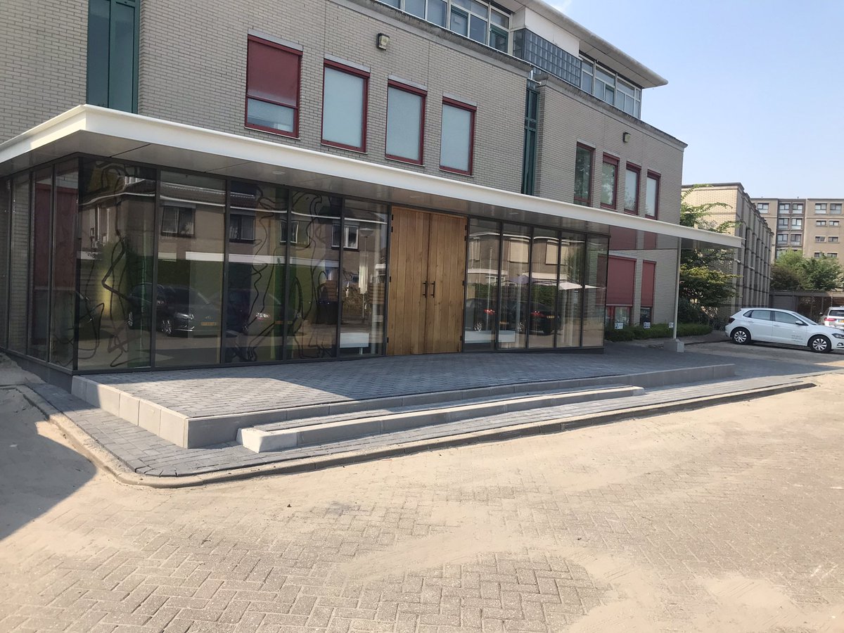 MarcoOlieman's tweet photo. Mooi project in Gouda opgeleverd. 
Waterdoorlatende voegen tussen de stenen, speciale onderlaag onder de stenen zodat de grond het water opneemt. En grastegels.
De vraag was zo min mogelijk water afvoeren via riool. https://t.co/8548Z8ecrW