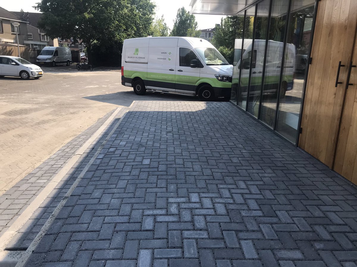 MarcoOlieman's tweet photo. Mooi project in Gouda opgeleverd. 
Waterdoorlatende voegen tussen de stenen, speciale onderlaag onder de stenen zodat de grond het water opneemt. En grastegels.
De vraag was zo min mogelijk water afvoeren via riool. https://t.co/8548Z8ecrW