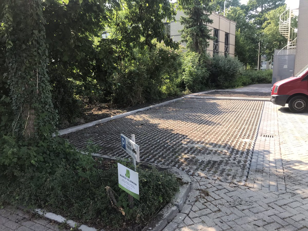 MarcoOlieman's tweet photo. Mooi project in Gouda opgeleverd. 
Waterdoorlatende voegen tussen de stenen, speciale onderlaag onder de stenen zodat de grond het water opneemt. En grastegels.
De vraag was zo min mogelijk water afvoeren via riool. https://t.co/8548Z8ecrW