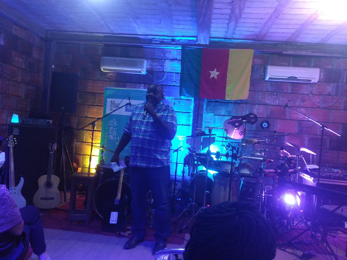 IFCameroun's tweet photo. YAOUNDÉ
#FêteDeLaMusique
"Un seul jour ne suffit pas pour célébrer la musique" Serge Maboma nous accueille au #LaboratoireMusicalDeBastos pour la soirée d'ouverture de la Fête de la Musique 🤩🎼🎷🎵🎤🎸. Concert en cours.
#Mosayane #RodrigueNdzana @bibianesadey https://t.co/jz5P1NieA1