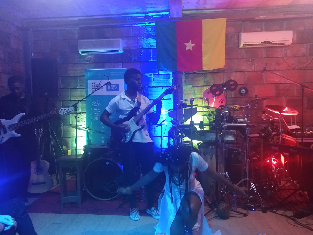 IFCameroun's tweet photo. YAOUNDÉ
#FêteDeLaMusique
"Un seul jour ne suffit pas pour célébrer la musique" Serge Maboma nous accueille au #LaboratoireMusicalDeBastos pour la soirée d'ouverture de la Fête de la Musique 🤩🎼🎷🎵🎤🎸. Concert en cours.
#Mosayane #RodrigueNdzana @bibianesadey https://t.co/jz5P1NieA1